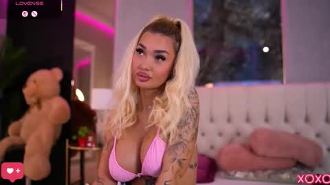 Snapshot of sashaferrera chatting on 09-17-25, 06:31 Dennise online show from 09-17-25, 06:31