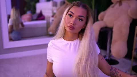 Snapshot of sashaferrera chatting on 09-19-25, 06:41 Dennise online show from 09-19-25, 06:41