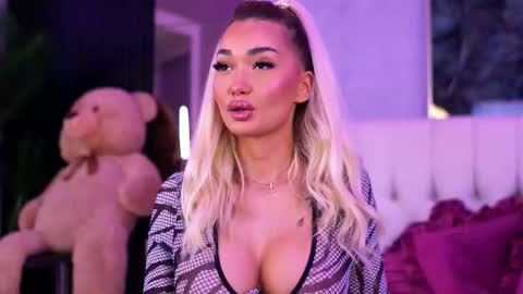 Snapshot of sashaferrera chatting on 09-20-25, 06:20 Dennise online show from 09-20-25, 06:20