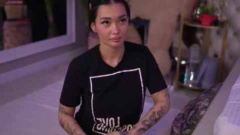 Snapshot of sashaferrera chatting on 10-26-25, 05:30 Dennise online show from 10-26-25, 05:30