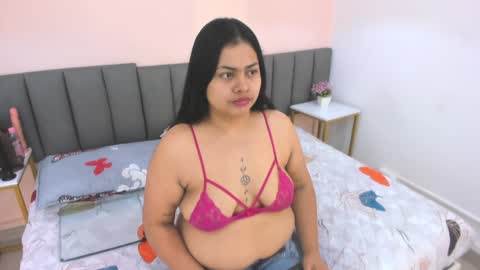 Snapshot of sashapears chatting on 02-04-25, 11:27 Manuela online show from 02-04-25, 11:27