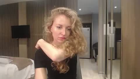 Snapshot of sashasweetsasha chatting on 10-04-25, 05:16 Sasha online show from 10-04-25, 05:16