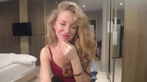 Snapshot of sashasweetsasha chatting on 10-08-25, 02:25 Sasha online show from 10-08-25, 02:25