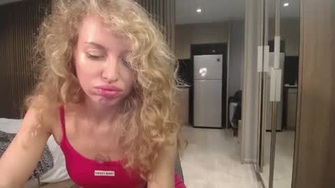 Snapshot of sashasweetsasha chatting on 10-15-25, 05:35 Sasha online show from 10-15-25, 05:35