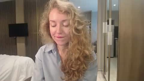 Snapshot of sashasweetsasha chatting on 10-16-25, 06:14 Sasha online show from 10-16-25, 06:14