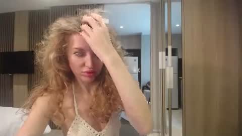 Snapshot of sashasweetsasha chatting on 10-19-25, 06:03 Sasha online show from 10-19-25, 06:03