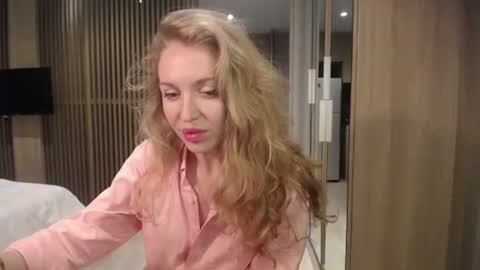 Snapshot of sashasweetsasha chatting on 10-23-25, 01:43 Sasha online show from 10-23-25, 01:43