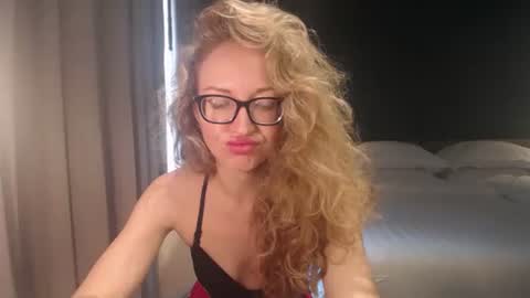 Snapshot of sashasweetsasha chatting on 11-09-25, 04:22 Sasha online show from 11-09-25, 04:22