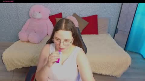 Snapshot of sashavibe chatting on 06-27-26, 04:28 Sasha online show from 06-27-26, 04:28