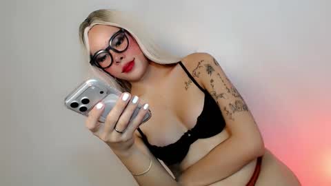 Snapshot of sassy_tiffanie chatting on 11-11-25, 12:54 Tiffanie online show from 11-11-25, 12:54