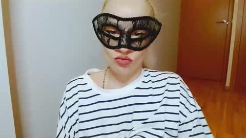 Snapshot of satinqueen90 chatting on 10-14-25, 06:36 Satinqueen90 online show from 10-14-25, 06:36