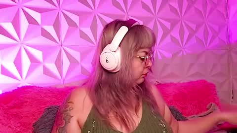 Gina George online show from 11-25-25, 01:05