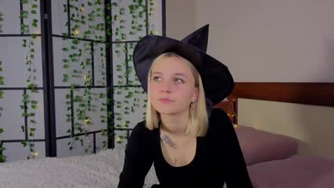 Snapshot of savannahshor chatting on 10-19-25, 08:53 savannahshor online show from 10-19-25, 08:53