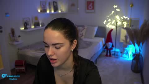 Snapshot of savvage_play chatting on 12-21-24, 11:45 Naomi online show from 12-21-24, 11:45