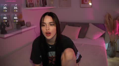 Snapshot of savvage_play chatting on 02-04-25, 08:06 Naomi online show from 02-04-25, 08:06