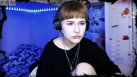 Snapshot of say_mary chatting on 12-23-24, 12:35 pronoun she. name Mary. age 21. online show from 12-23-24, 12:35