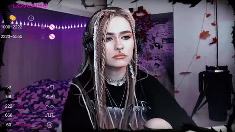 Snapshot of say_mary chatting on 01-19-25, 09:33 pronoun she. name Mary. age 21. online show from 01-19-25, 09:33