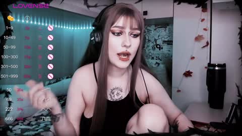 Snapshot of say_mary chatting on 02-05-25, 01:11 pronoun she. name Mary. age 21. online show from 02-05-25, 01:11