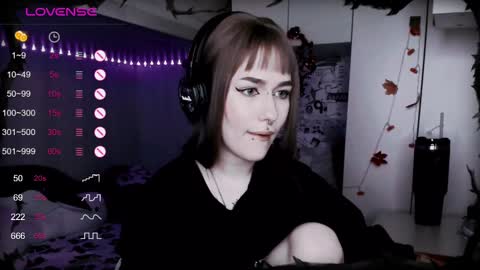 Snapshot of say_mary chatting on 02-09-25, 06:05 pronoun she. name Mary. age 21. online show from 02-09-25, 06:05