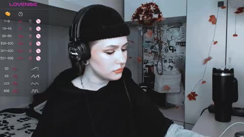 Snapshot of say_mary chatting on 03-08-25, 08:11 pronoun she. name Mary. age 21. online show from 03-08-25, 08:11