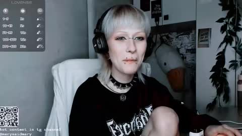 Snapshot of say_mary chatting on 10-18-25, 06:52 pronoun she. name Mary. age 21. online show from 10-18-25, 06:52
