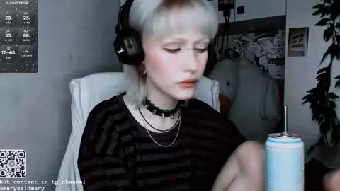 Snapshot of say_mary chatting on 10-19-25, 04:51 pronoun she. name Mary. age 21. online show from 10-19-25, 04:51
