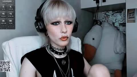 Snapshot of say_mary chatting on 10-22-25, 10:26 pronoun she. name Mary. age 21. online show from 10-22-25, 10:26