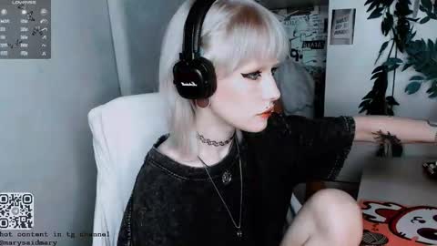 Snapshot of say_mary chatting on 10-24-25, 02:57 pronoun she. name Mary. age 21. online show from 10-24-25, 02:57