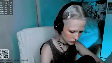 Snapshot of say_mary chatting on 10-29-25, 04:20 pronoun she. name Mary. age 21. online show from 10-29-25, 04:20