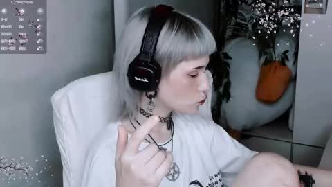 Snapshot of say_mary chatting on 11-04-25, 05:56 pronoun she. name Mary. age 21. online show from 11-04-25, 05:56