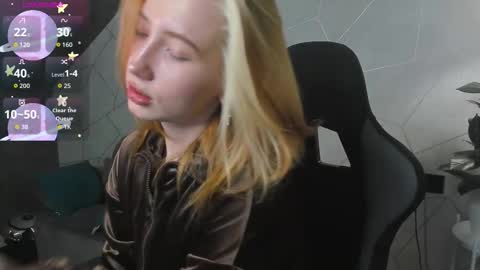 Kira  GMT 7 Mon Thu-Sun  0800am-0200pm  online show from 12-16-25, 01:21