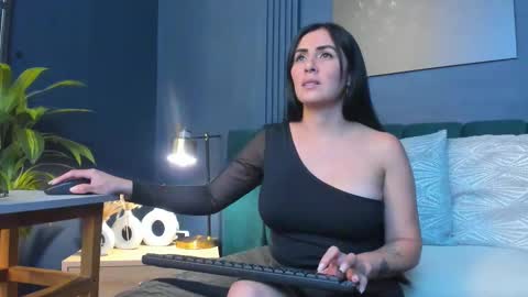 Scarlet Edwars online show from 11-24-25, 08:41