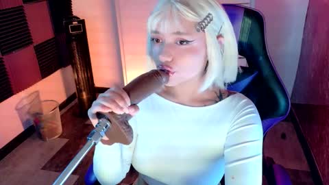 Snapshot of scarlet_gold chatting on 11-06-25, 04:35 scarlet_gold online show from 11-06-25, 04:35