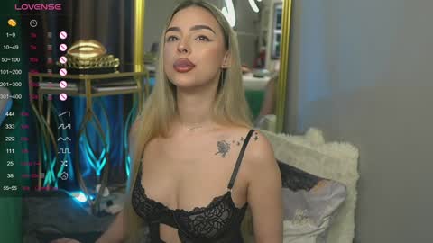 Snapshot of scarletcoles chatting on 01-21-25, 01:18 Scarlet online show from 01-21-25, 01:18