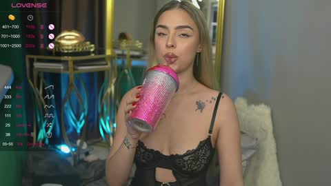 Snapshot of scarletcoles chatting on 01-21-25, 04:32 Scarlet online show from 01-21-25, 04:32