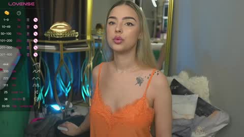 Snapshot of scarletcoles chatting on 01-21-25, 11:34 Scarlet online show from 01-21-25, 11:34