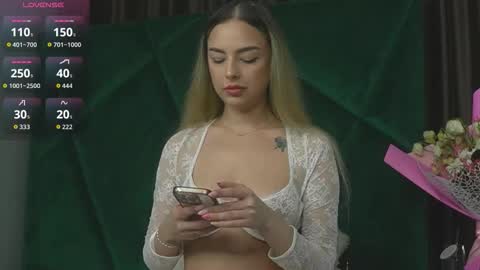 Snapshot of scarletcoles chatting on 09-19-25, 09:37 Scarlet online show from 09-19-25, 09:37