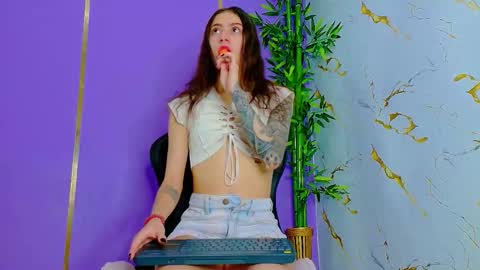 Snapshot of scarletjonesx chatting on 09-17-25, 12:45 Denis online show from 09-17-25, 12:45