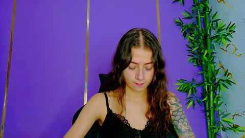 Snapshot of scarletjonesx chatting on 09-28-25, 01:11 Denis online show from 09-28-25, 01:11