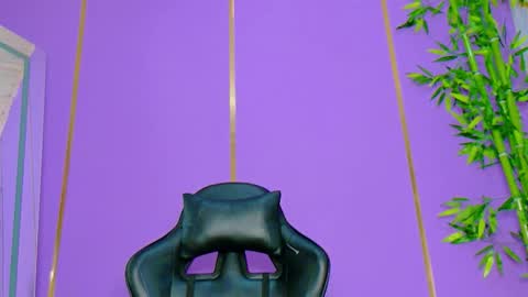 Snapshot of scarletjonesx chatting on 11-04-25, 09:25 Denis online show from 11-04-25, 09:25