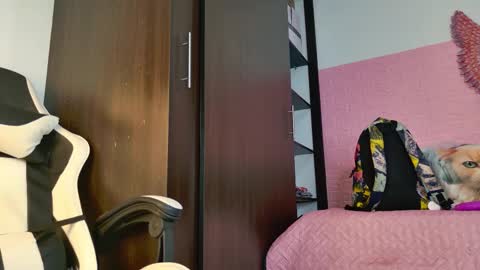 Snapshot of scarlett_099 chatting on 09-11-25, 11:43 scarlett_099 online show from 09-11-25, 11:43