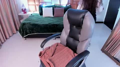 Scarlett online show from 12-17-25, 12:33