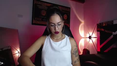 Snapshot of scarlett_buttock chatting on 09-24-25, 02:31 Scarlett online show from 09-24-25, 02:31