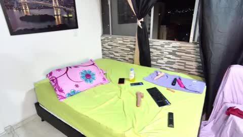 Snapshot of scarlett_evanz_ chatting on 12-18-24, 03:37 Scarlett Evans online show from 12-18-24, 03:37