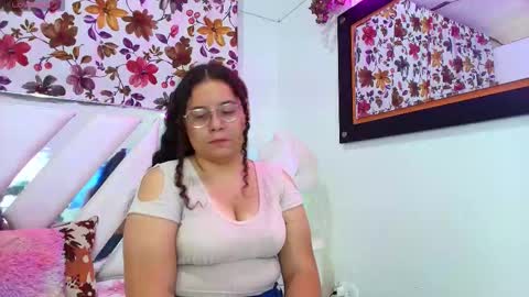 Snapshot of scarlettvelvet4u chatting on 10-20-25, 12:27 Scarlet online show from 10-20-25, 12:27