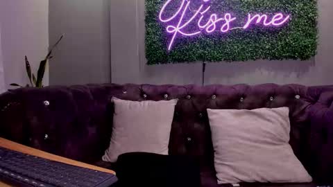 Snapshot of scarlettvelvett chatting on 11-12-25, 05:24 Scarlet online show from 11-12-25, 05:24