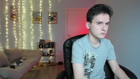 Snapshot of scooby_r chatting on 12-16-24, 05:06 Thomas brunette and Alex blond online show from 12-16-24, 05:06