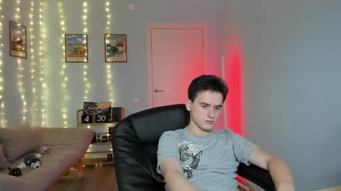 Snapshot of scooby_r chatting on 12-16-24, 11:12 Thomas brunette and Alex blond online show from 12-16-24, 11:12