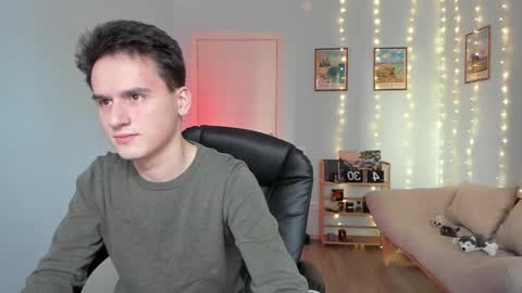 Snapshot of scooby_r chatting on 12-17-24, 08:23 Thomas brunette and Alex blond online show from 12-17-24, 08:23