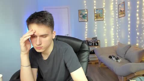 Snapshot of scooby_r chatting on 01-05-25, 11:26 Thomas brunette and Alex blond online show from 01-05-25, 11:26